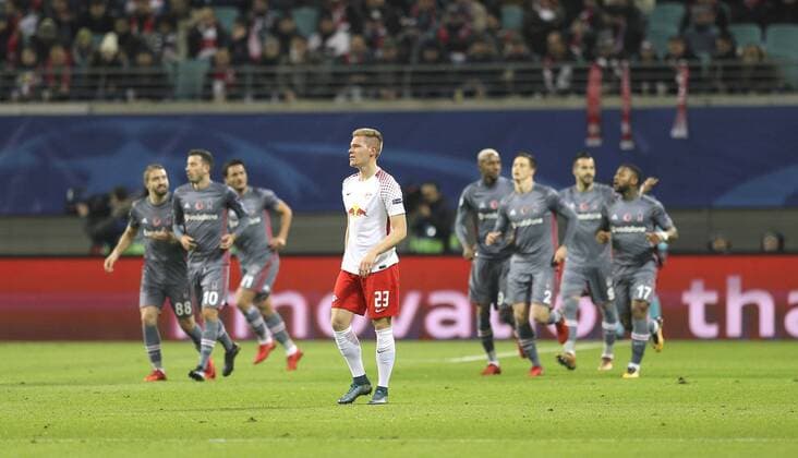 Foto: Torjubel 0-1 für Istanbul per Elfmeter , hier der Torschütze Alvaro Negredo , vorne enttäuscht Marcel Halstenberg Fussball UEFA Championsleague am Mi. 06.12.2017 Gruppenspiel RB Leipzig - Besiktas Istanbul