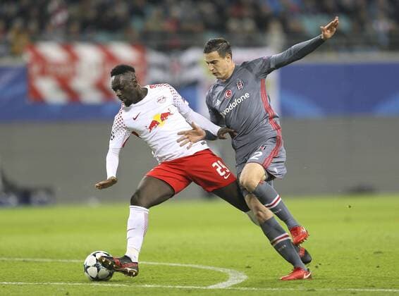 Foto: Jean Kevin Augustin ( links , Leipzig ) gegen Matej Mitrovic Fussball UEFA Championsleague am Mi. 06.12.2017 Gruppenspiel RB Leipzig - Besiktas Istanbul