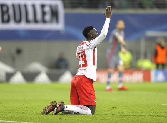 Foto: Jean Kevin Augustin ( links , Leipzig ) gegen Matej Mitrovic Fussball UEFA Championsleague am Mi. 06.12.2017 Gruppenspiel RB Leipzig - Besiktas Istanbul