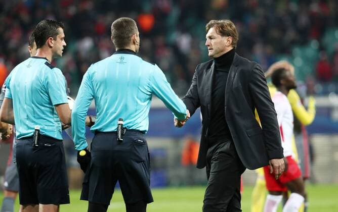 RB Leipzig - Besiktas Istanbul Fussball Champions League Leipzig, 06.12.2017, Red Bull Arena, Fussball, UEFA Champions League, Gruppe G, 6. Spieltag , RB Leipzig vs. Besiktas Istanbul 1:2 (0:1) , Im Bild: Trainer Ralph Hasenhüttl Hasenhuettl (r., RB Leipzig) beim Schiedsrichterteam. ,
