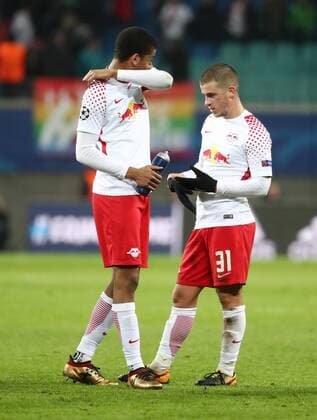 RB Leipzig - Besiktas Istanbul Fussball Champions League Leipzig, 06.12.2017, Red Bull Arena, Fussball, UEFA Champions League, Gruppe G, 6. Spieltag , RB Leipzig vs. Besiktas Istanbul 1:2 (0:1) , Im Bild v.l.: Bernardo Fernandes da Silva (3, Leipzig) und Diego Demme (31, Leipzig), Enttäuschung nach der Niederlage. ,
