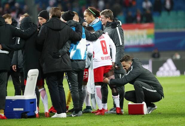 RB Leipzig - Besiktas Istanbul Fussball Champions League Leipzig, 06.12.2017, Red Bull Arena, Fussball, UEFA Champions League, Gruppe G, 6. Spieltag , RB Leipzig vs. Besiktas Istanbul 1:2 (0:1) , Im Bild: Während des leipziger Mannschaftskreises nach Abpfiff bandagiert Physiotherapeut Alexander Sekora (RB Leipzig) den Oberschenkel von Naby Keita (8, Leipzig). ,