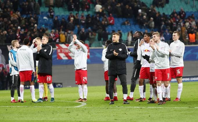 RB Leipzig - Besiktas Istanbul Fussball Champions League Leipzig, 06.12.2017, Red Bull Arena, Fussball, UEFA Champions League, Gruppe G, 6. Spieltag , RB Leipzig vs. Besiktas Istanbul 1:2 (0:1) , Im Bild: Die Mannschaft von RB Leipzig vor der Fankurve. ,