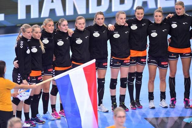 Handball, WM, Damen, Serbien - Niederlande 6-12-2017 HANDBAL:NEDERLAND-SERVIE:LEIPZIG WK Handbal Dames 2017 Nederland - Servie 27-27 Tijdens het volkslied Foto: Henk Seppen xVIxVIxImagesx xSoenarxChamidxsportfotografiexIVx 9504164
