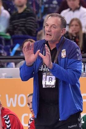 Handball, WM, Damen, Serbien - Niederlande 6-12-2017 HANDBAL:NEDERLAND-SERVIE:LEIPZIG WK Handbal Dames 2017 Nederland - Servie 27-27 coach OBRADOVIC Ljubomir B SRB Foto: Henk Seppen xVIxVIxImagesx xSoenarxChamidxsportfotografiexIVx 9504188