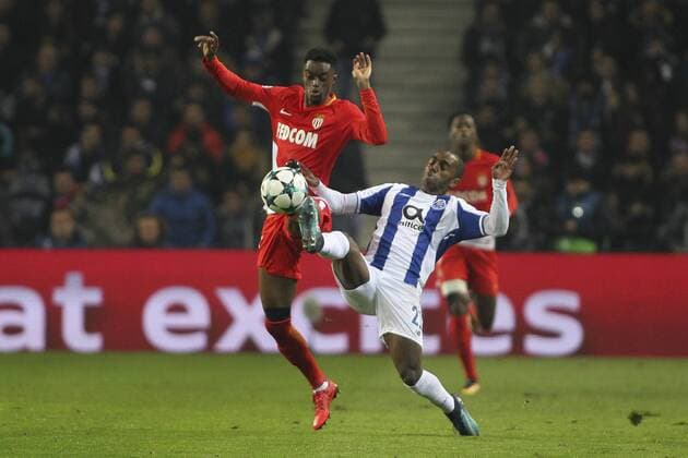 Fußball, CL, FC Porto - AS Monaco December 6, 2017 - Porto, Porto, Portugal - Adama Diakhaby forward of AS Monaco FC (L) with Porto s Portuguese defender Ricardo Pereira (R) during the UEFA Champions League Group G match between FC Porto and AS Monaco FC at Dragao Stadium on December 6, 2017 in Porto, Portugal. FC Porto v AS Monaco - UEFA Champions League  - ZUMAn230 20171206_zaa_n230_339 Copyright: xDpix