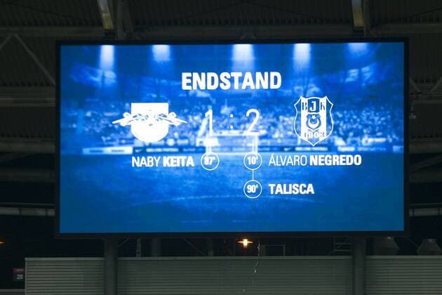 Fußball-Champions-League 2017 2018, Gruppenphase, 6. Spieltag RB Leipzig - Besiktas Istanbul (06.12.2017) Der Endstand auf der Anzeigetafel - 1:2 durch Tore von Alvaro Negredo und Talisca (beide Istanbul) sowie Naby Keita (RBL). Leipzig Sachsen Deutschland
