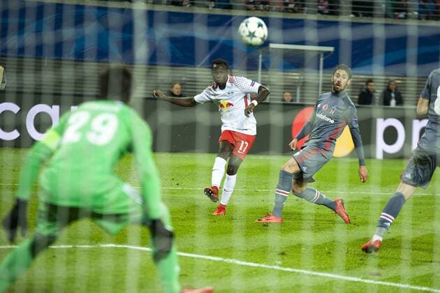 Fußball-Champions-League 2017 2018, Gruppenphase, 6. Spieltag RB Leipzig - Besiktas Istanbul (06.12.2017) Torschuss von Bruma (RBL li.), Orkan Cinar (Istanbul re.) greift nicht ein. Leipzig Sachsen Deutschland