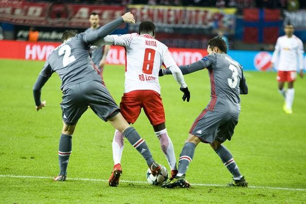Fußball-Champions-League 2017 2018, Gruppenphase, 6. Spieltag RB Leipzig - Besiktas Istanbul (06.12.2017) Zweikampf um den Ball zwischen Naby Keita (RBL Mitte), Adriano (Istanbul re.) und Matej Mitrovic (Istanbul li.). Leipzig Sachsen Deutschland