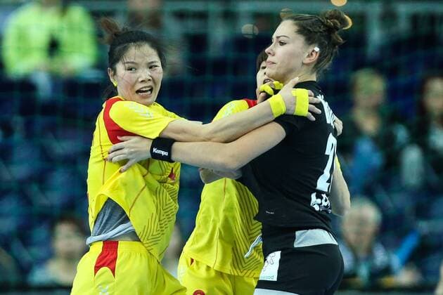 Emily Bölk (Deutschland) gegen Liu Xiaomei (China) - Frauen Handball Weltmeisterschaft Gruppenspiel D Deutschland vs. China in der Arena Leipzig - Aktion,Deutschland, Handball, Frau,Frauen,06.12.2017