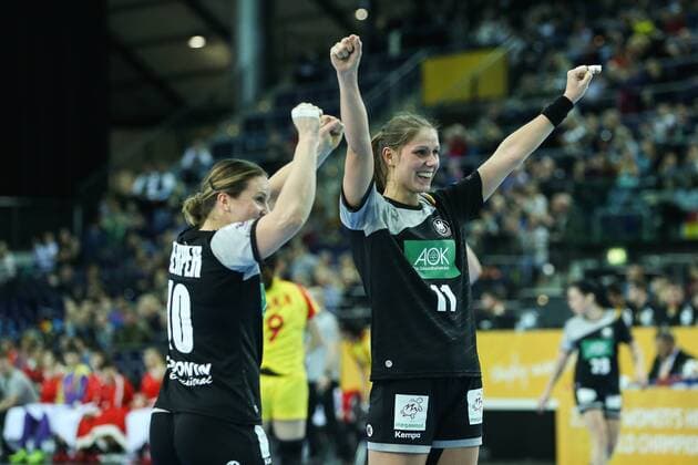 Xenia Smits (re.) und Anna Loerper (Deutschland) - Frauen Handball Weltmeisterschaft Gruppenspiel D Deutschland vs. China in der Arena Leipzig - Aktion,Deutschland, Handball, Frau,Frauen,06.12.2017