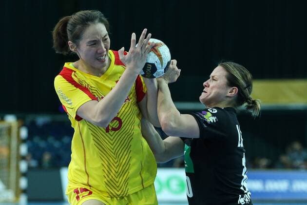 Anna Loerper (Deutschland) gegen Sun Mengying (China) - Frauen Handball Weltmeisterschaft Gruppenspiel D Deutschland vs. China in der Arena Leipzig - Aktion,Deutschland, Handball, Frau,Frauen,06.12.2017