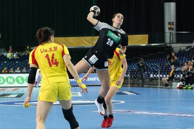Emily Bölk (Deutschland) gegen Liu Xiaomei (China) - Frauen Handball Weltmeisterschaft Gruppenspiel D Deutschland vs. China in der Arena Leipzig - Aktion,Deutschland, Handball, Frau,Frauen,06.12.2017