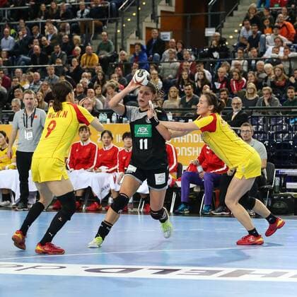 Xenia Smits (Deutschland) gegen Wu Nana (China) - Frauen Handball Weltmeisterschaft Gruppenspiel D Deutschland vs. China in der Arena Leipzig - Aktion,Deutschland, Handball, Frau,Frauen,06.12.2017