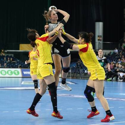 Alicia Stolle (Deutschland) - Frauen Handball Weltmeisterschaft Gruppenspiel D Deutschland vs. China in der Arena Leipzig - Aktion,Deutschland, Handball, Frau,Frauen,06.12.2017
