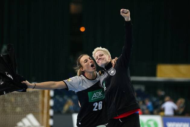 Beste Spielerin des Spiels Torhüterin Clara Woltering (Deutschland) mit Angie Geschke (Deutschland) - Frauen Handball Weltmeisterschaft Gruppenspiel D Deutschland vs. China in der Arena Leipzig - Aktion,Deutschland, Handball, Frau,Frauen,06.12.2017