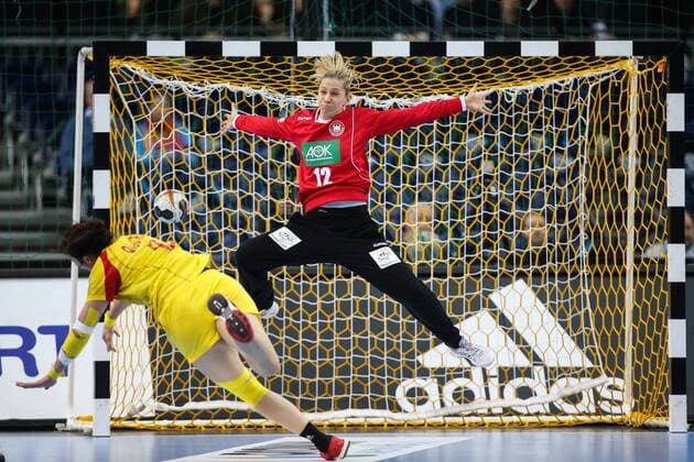 Torhüterin Katja Kramarczyk (Deutschland) gegen Qiao Ru (China) - Frauen Handball Weltmeisterschaft Gruppenspiel D Deutschland vs. China in der Arena Leipzig - Aktion,Deutschland, Handball, Frau,Frauen,06.12.2017