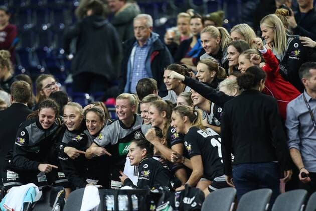 Bilder des Tages - SPORT Die Deutsche Mannschaft macht ein Siegerfoto nach dem Spiel - Frauen Handball Weltmeisterschaft Gruppenspiel D Deutschland vs. China in der Arena Leipzig - Deutschland, Handball, Frau,Frauen,06.12.2017