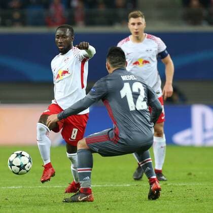 Naby Keita (RB Leipzig) gegen Gary Medel (Besiktas Istanbul) - Gruppenspiel G Champions League Saison 2017-2018 RasenBallsport Leipzig vs. Besiktas Istanbul in der RB Arena in Leipzig - Aktion,Deutschland, Fußball, Mann, Maenner,06.12.2017