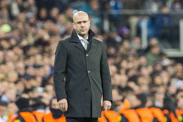 Fußball: Champions League, Saison 2017 2018, Gruppenphase, Gruppe H, Real Madrid - Borussia Dortmund am 06.12.2017 im Estadio Santiago Bernabeu in Madrid (Spanien). Dortmunds Trainer Peter Bosz steht an der Seitenlinie. Copyright: xKirchner DavidxInderliedx