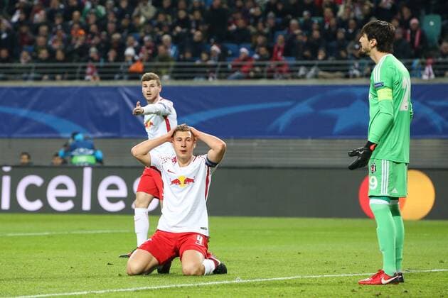 Willi Orban (RB Leipzig) und Torwart Tolga Zengin (Besiktas Istanbul) - Gruppenspiel G Champions League Saison 2017-2018 RasenBallsport Leipzig vs. Besiktas Istanbul in der RB Arena in Leipzig - Aktion,Deutschland, Fußball, Mann, Maenner,06.12.2017