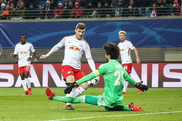 Timo Werner (RB Leipzig) trifft zum 1-1 gegen Torwart Tolga Zengin (Besiktas Istanbul) das Tor wird nicht gegeben- Gruppenspiel G Champions League Saison 2017-2018 RasenBallsport Leipzig vs. Besiktas Istanbul in der RB Arena in Leipzig - Aktion,Deutschland, Fußball, Mann, Maenner,06.12.2017