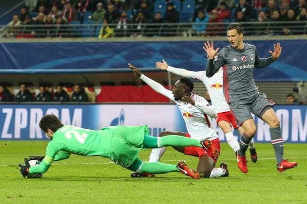 Jean Kevin Augustin (RB Leipzig) gegen Torwart Tolga Zengin (Besiktas Istanbul) - Gruppenspiel G Champions League Saison 2017-2018 RasenBallsport Leipzig vs. Besiktas Istanbul in der RB Arena in Leipzig - Aktion,Deutschland, Fußball, Mann, Maenner,06.12.2017