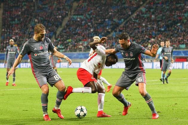 Armindo Tue Na Bangna Bruma (Mi.,RB Leipzig) gegen Dusko Tosic (re.) und Caner Erkin (Besiktas Istanbul) - Gruppenspiel G Champions League Saison 2017-2018 RasenBallsport Leipzig vs. Besiktas Istanbul in der RB Arena in Leipzig - Freisteller,Einzelbild,06.12.2017