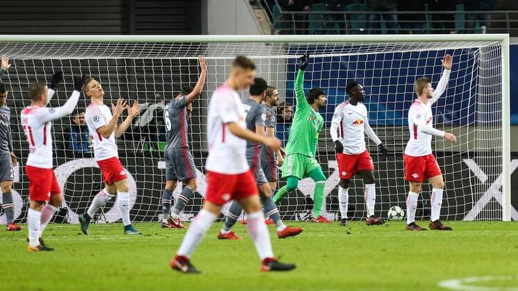 Jean Kevin Augustin (RB Leipzig) trifft zum 1-1 das Tor wird nicht gegeben - Gruppenspiel G Champions League Saison 2017-2018 RasenBallsport Leipzig vs. Besiktas Istanbul in der RB Arena in Leipzig - Aktion,Deutschland, Fußball, Mann, Maenner,06.12.2017