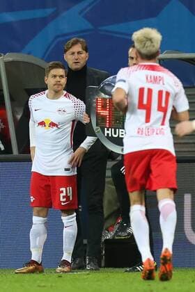 Einwechslung - Dominik Kaiser (li.) für Kevin Kampl (RB Leipzig) mit Trainer Ralph Hasenhüttl (RB Leipzig) - Gruppenspiel G Champions League Saison 2017-2018 RasenBallsport Leipzig vs. Besiktas Istanbul in der RB Arena in Leipzig - Aktion,Deutschland, Fußball, Mann, Maenner,06.12.2017