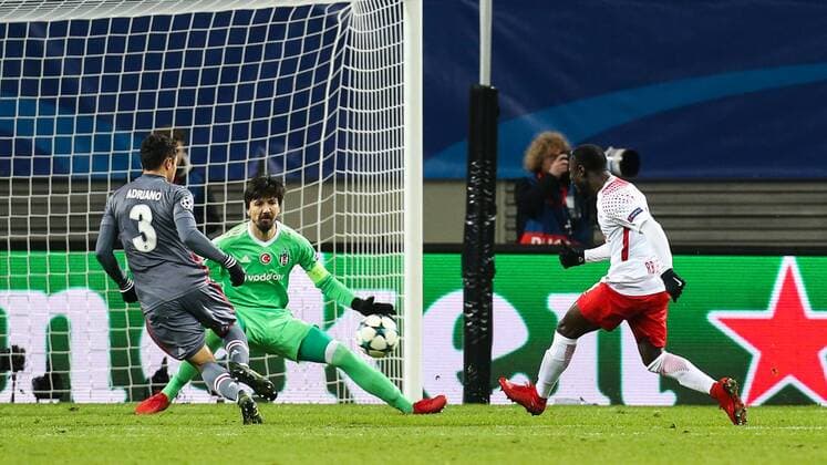 Torschütze Naby Keita (RB Leipzig) trifft zum 1-1 - Gruppenspiel G Champions League Saison 2017-2018 RasenBallsport Leipzig vs. Besiktas Istanbul in der RB Arena in Leipzig - Aktion,Deutschland, Fußball, Mann, Maenner,06.12.2017