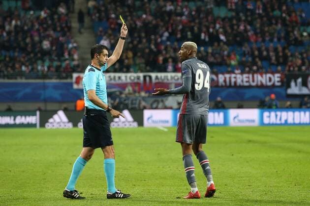 Torschütze Talisca (Besiktas Istanbul) trifft zum 1-2 und bekommt nach seinem Jubel die Gelbe Karte von Referee Viktor Kassai (HUN) - Gruppenspiel G Champions League Saison 2017-2018 RasenBallsport Leipzig vs. Besiktas Istanbul in der RB Arena in Leipzig - Aktion,Deutschland, Fußball, Mann, Maenner,06.12.2017