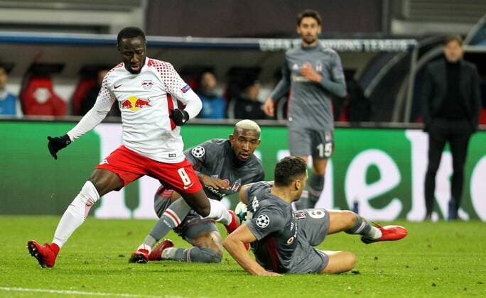 GER, UEFA Champions League, Vorrunde, RasenBallsport Leipzig vs Besiktas Istanbul 06.12.17 , Leipzig, Red Bull Arena, GER, Saison 2017 2018, UEFA Champions League - Gruppe G, RasenBallsport Leipzig vs Besiktas Istanbul im Bild Naby Deco Keita (Leipzig) am Ball, Talisca und Dusko Tosic (Besiktas) am Boden