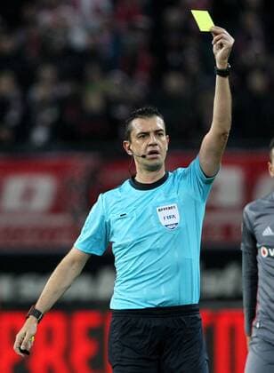GER, UEFA Champions League, Vorrunde, RasenBallsport Leipzig vs Besiktas Istanbul 06.12.17 , Leipzig, Red Bull Arena, GER, Saison 2017 2018, UEFA Champions League - Gruppe G, RasenBallsport Leipzig vs Besiktas Istanbul im Bild Schiedsrichter Viktor Kassai zeigt die gelbe Karte