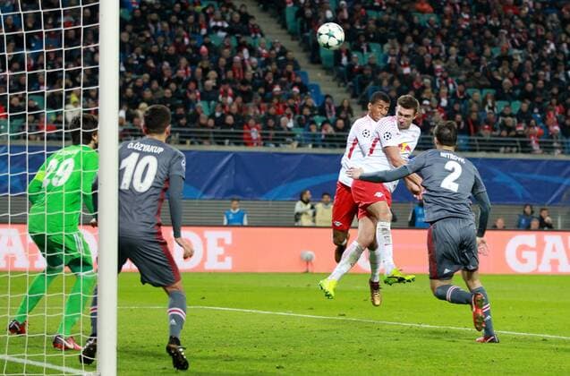 GER, UEFA Champions League, Vorrunde, RasenBallsport Leipzig vs Besiktas Istanbul 06.12.17 , Leipzig, Red Bull Arena, GER, Saison 2017 2018, UEFA Champions League - Gruppe G, RasenBallsport Leipzig vs Besiktas Istanbul im Bild Stefan Ilsanker und Bernardo (Leipzig) scheitern vor dem Tor