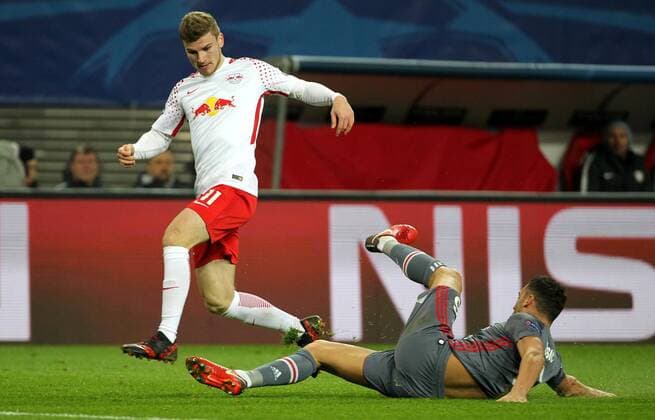 GER, UEFA Champions League, Vorrunde, RasenBallsport Leipzig vs Besiktas Istanbul 06.12.17 , Leipzig, Red Bull Arena, GER, Saison 2017 2018, UEFA Champions League - Gruppe G, RasenBallsport Leipzig vs Besiktas Istanbul im Bild Timo Werner (Leipzig) gegen Dusko Tosic (Besiktas)
