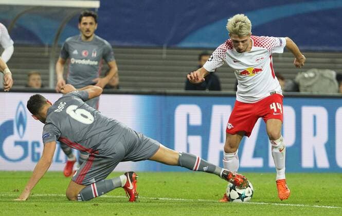GER, UEFA Champions League, Vorrunde, RasenBallsport Leipzig vs Besiktas Istanbul 06.12.17 , Leipzig, Red Bull Arena, GER, Saison 2017 2018, UEFA Champions League - Gruppe G, RasenBallsport Leipzig vs Besiktas Istanbul im Bild Kevin Kampl (Leipzig) gegen Dusko Tosic (Besiktas)