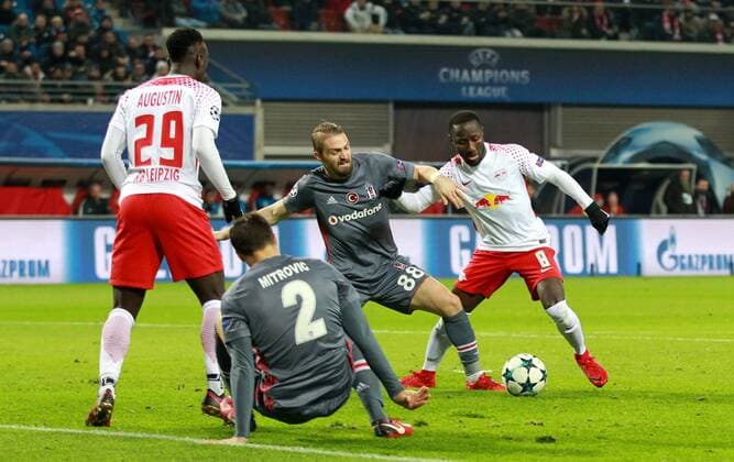 GER, UEFA Champions League, Vorrunde, RasenBallsport Leipzig vs Besiktas Istanbul 06.12.17 , Leipzig, Red Bull Arena, GER, Saison 2017 2018, UEFA Champions League - Gruppe G, RasenBallsport Leipzig vs Besiktas Istanbul im Bild Naby Deco Keita (Leipzig) gegen Caner Erkin (Besiktas)