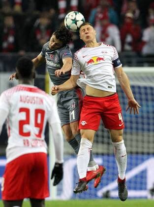 GER, UEFA Champions League, Vorrunde, RasenBallsport Leipzig vs Besiktas Istanbul 06.12.17 , Leipzig, Red Bull Arena, GER, Saison 2017 2018, UEFA Champions League - Gruppe G, RasenBallsport Leipzig vs Besiktas Istanbul im Bild Willi Orban (Leipzig) gegen Mustafa Pektemek (Besiktas)