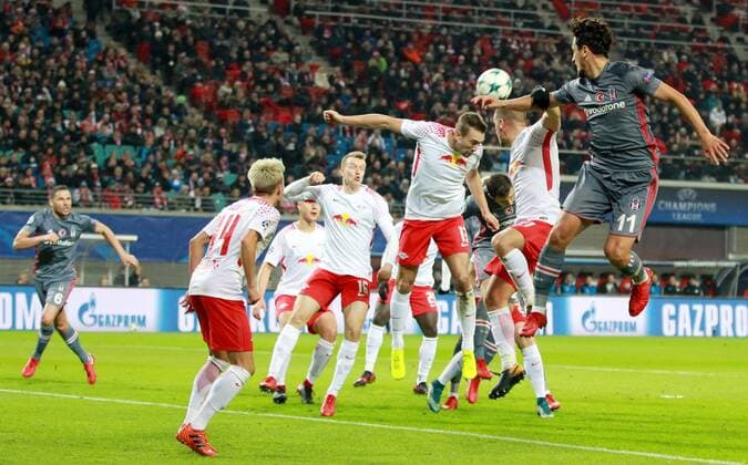 GER, UEFA Champions League, Vorrunde, RasenBallsport Leipzig vs Besiktas Istanbul 06.12.17 , Leipzig, Red Bull Arena, GER, Saison 2017 2018, UEFA Champions League - Gruppe G, RasenBallsport Leipzig vs Besiktas Istanbul im Bild Lukas Klostermann, Stefan Ilsanker und Diego Demme (Leipzig) gegen Mustafa Pektemek (Besiktas)