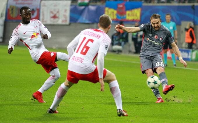 GER, UEFA Champions League, Vorrunde, RasenBallsport Leipzig vs Besiktas Istanbul 06.12.17 , Leipzig, Red Bull Arena, GER, Saison 2017 2018, UEFA Champions League - Gruppe G, RasenBallsport Leipzig vs Besiktas Istanbul im Bild Naby Deco Keita und Lukas Klostermann (Leipzig) gegen Caner Erkin (Besiktas)