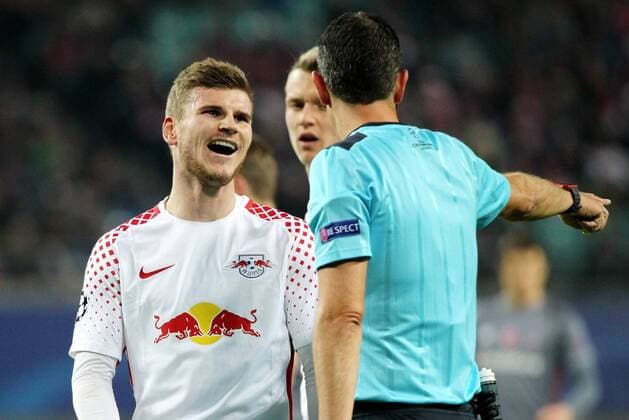 Themen der Woche Bilder des Tages - SPORT GER, UEFA Champions League, Vorrunde, RasenBallsport Leipzig vs Besiktas Istanbul 06.12.17 , Leipzig, Red Bull Arena, GER, Saison 2017 2018, UEFA Champions League - Gruppe G, RasenBallsport Leipzig vs Besiktas Istanbul im Bild Timo Werner (Leipzig) im Gespräch mit Schiedsrichter Viktor Kassai