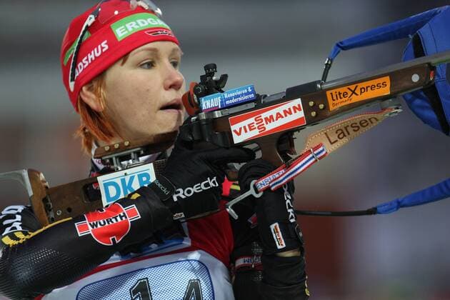 Kati Wilhelm mit Gewehr aufgenommen beim Biathlon Weltcup in Östersund am 6.12.2009, Östersund Schweden *** Kati Wilhelm with gun recorded at the Biathlon World Cup in Östersund on 6 12 2009 Östersund Sweden