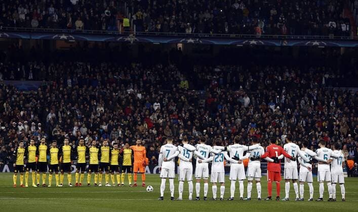 December 6, 2017 - Madrid, Spain - Real Madrid and Borussia of Dortmund, save a minute of silence for the death of former Real Madrid player Henning Jensen before the UEFA Champions League group H match between Real Madrid and Borussia Dortmund at Santiago Bernabeu. Soccer 2017: Real Madrid 3:2 Dortmund - ZUMAs197 20171206_zaa_s197_066 Copyright: xManu_reinox
