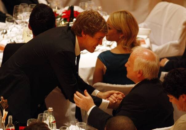 Sebastian Vettel - Sportler des Jahres 2010 wird von seinem Vater Norbert beglückwünscht, Baden-Baden Baden Würthemberg Deutschland