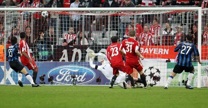 3 : 2 für Inter Mailand - Pandev (rechts) schiesst den Ball völlig frei stehend links unter die Latte. Im Tor Thomas Kraft - Schweinsteiger und Pranjic schauen nur zu aufgenommen beim Champions League Spiel FC Bayern München - Inter Mailand 2 : 3 am 15.03.2011 in der Allianz Arena, München Bayern Deutschland