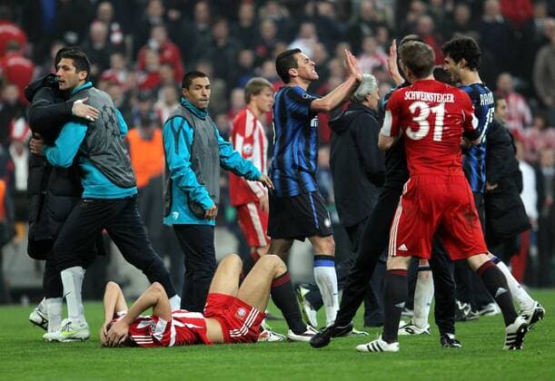 Mario Gomez liegt weinend auf dem Rasen während Lucio seinen Mitspieler Ranocchia vor Freude abklatscht aufgenommen beim Champions League Spiel FC Bayern München - Inter Mailand 2 : 3 am 15.03.2011 in der Allianz Arena, München Bayern Deutschland