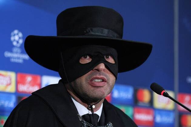Themen der Woche Bilder des Tages - SPORT Fußball, CL, Schachtar Donezk, Trainer Paulo Fonseca mit Zorro-Maske Head coach of FC Shakhtar Donetsk Paulo Fonseca appears at the post-match news conference dressed as Zorro after his team defeated Manchester City FC 2-1in the UEFA Champions League Group F match, Kharkiv, northeastern Ukraine, December 7, 2017. Ukrinform. KHARKIV. FC Shakhtar Donetsk has beaten Manchester City FC 2-1 in the UEFA Champions League Group F match at Kharkiv s Metalist Stadium. Pitmen?s midfielder Bernard and defender Ismaily put their team in the lead in the first half (26?, 32 respectively). The visitors managed to score in added time when Manchester City?s forward Sergio Aguero took a successful penalty kick. Thus, FC Shakhtar Donetsk secured the second place in Group F and put an end to a winning streak of Manchester City FC this season. To celebrate his team?s victory, coach Paulo Fonseca appeared at the post-match news conference dressed as Zorro. The Shakhtar manager fulfilled his promise he had made if the Ukrainian champions reached the knockout stage of the Champions League. Shakhtar defeats Manchester City in Kharkiv  Copyright: xDanilxShamkinx