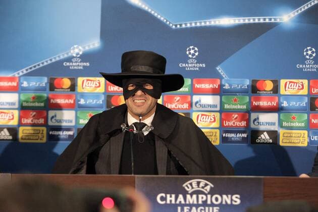Fußball, CL, Schachtar Donezk, Trainer Paulo Fonseca mit Zorro-Maske Head coach of FC Shakhtar Donetsk Paulo Fonseca appears at the post-match news conference dressed as Zorro after his team defeated Manchester City FC 2-1in the UEFA Champions League Group F match, Kharkiv, northeastern Ukraine, December 7, 2017. Ukrinform. KHARKIV. FC Shakhtar Donetsk has beaten Manchester City FC 2-1 in the UEFA Champions League Group F match at Kharkiv s Metalist Stadium. Pitmen s midfielder Bernard and defender Ismaily put their team in the lead in the first half (26 , 32 respectively). The visitors managed to score in added time when Manchester City s forward Sergio Aguero took a successful penalty kick. Thus, FC Shakhtar Donetsk secured the second place in Group F and put an end to a winning streak of Manchester City FC this season. To celebrate his team s victory, coach Paulo Fonseca appeared at the post-match news conference dressed as Zorro. The Shakhtar manager fulfilled his promise he had made if the Ukrainian champions reached the knockout stage of the Champions League. Shakhtar defeats Manchester City in Kharkiv  Copyright: xVyacheslavxMadiyevskyyx