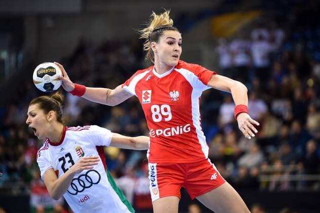 Handball, WM Damen, Polen - Ungarn 2017.12.07 Bietigheim-Bissingen Pilka reczna Mistrzostwa Swiata w pilce recznej kobiet Polska - Wegry N z Klara Szekers of Hungary and Kinga Achruk of Poland in action Foto Lukasz Laskowski PressFocus 2017.12.07 Bietigheim-Bissingen IHF Women s Handball World Championship WM Weltmeisterschaft Poland v Hungary Klara Szekers of Hungary and Kinga Achruk of Poland in action Credit: Lukasz Laskowski PressFocus NEWSPIX.PL --- Newspix.pl  20171207_LUK_027